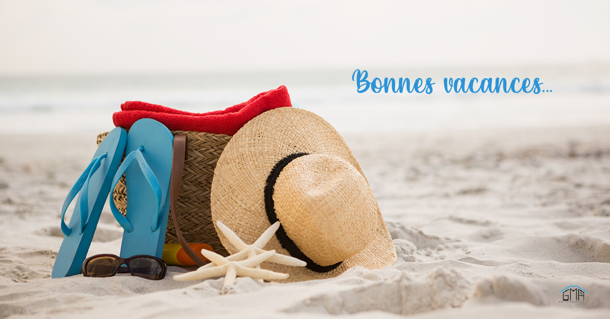 Chapeau de paille et tongs sur le sable avec texte "Bonnes vacances".